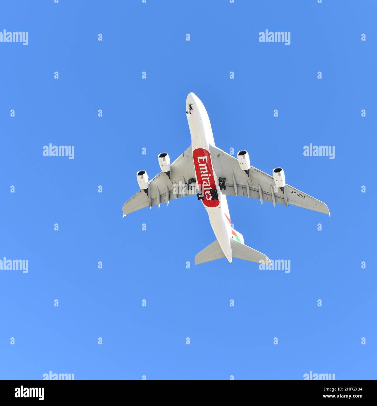 INGLEWOOD, KALIFORNIEN - 12. FEB 2022: Ein Emirates Jet Airliner fliegt über dem Himmel gegen einen blauen Himmel. Stockfoto