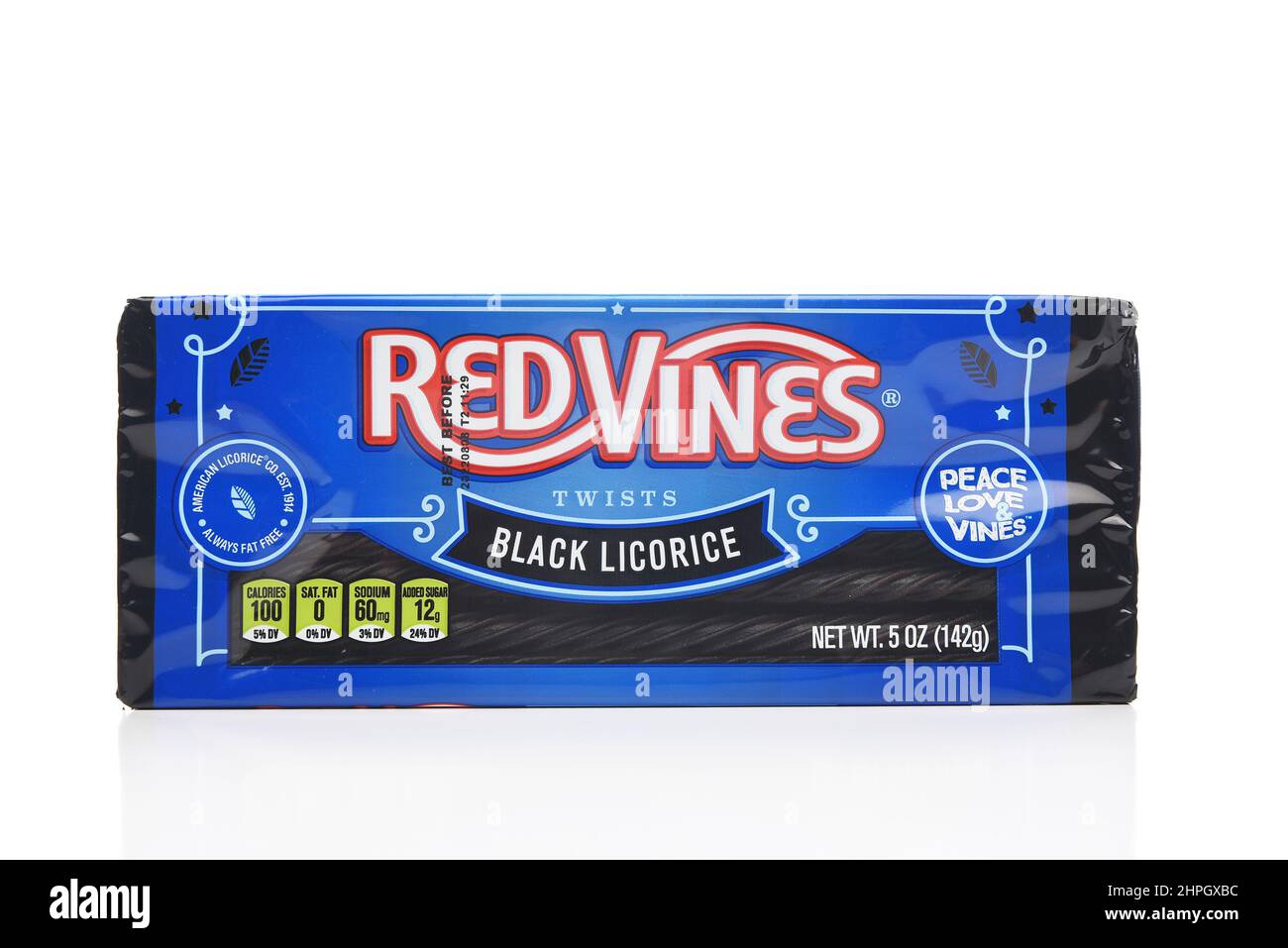 IRVINE, KALIFORNIEN - 21. FEBRUAR 2022: Ein Pakakge von Red Vines Black Lakritze. Stockfoto