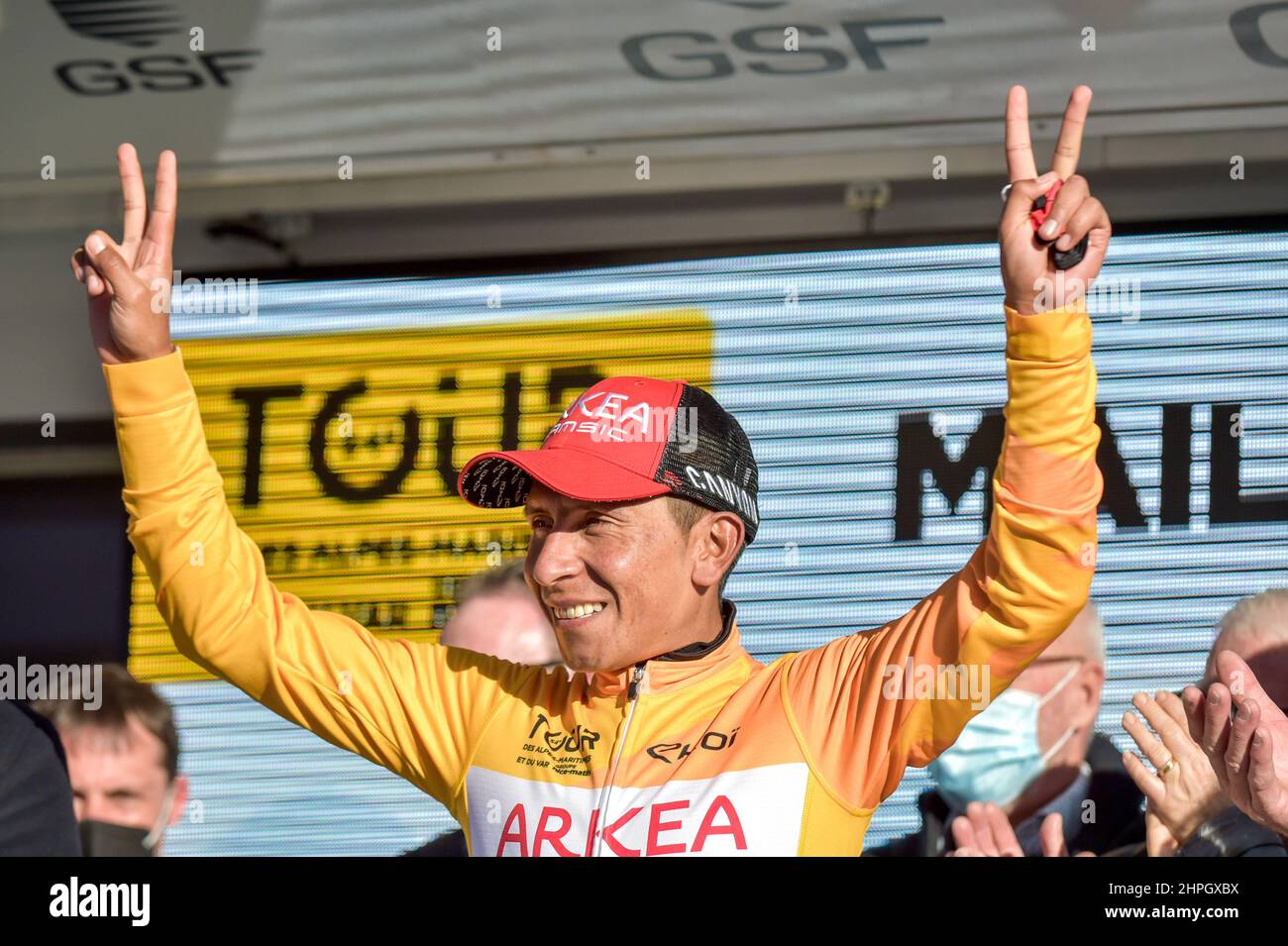 Nairo Quintana auf dem Podium gesehen und das V des Sieges mit den Fingern gemacht.Nairo Quintana, Anführer des ARKEA-Samsic Teams, ist der Sieger der letzten Etappe der Tour 06-83 zwischen Villefranche-sur-Mer und Blausasc. Guillaume Martin vom Cofidis-Team wurde Zweiter bei 01'21'' und Thibaut Pinot vom Groupama-FDJ-Team wurde Dritter bei 01'30''. Der Kolumbianer Nairo Quintana (Team ARKEA Samsic) gewinnt die Gesamtwertung der Tour du Var et des Alpes-Maritimes 2022 vor dem Belgier Tim Wellens (Team Lotto Soudal) und dem Franzosen Guillaume Martin (Team Cofidis). Stockfoto