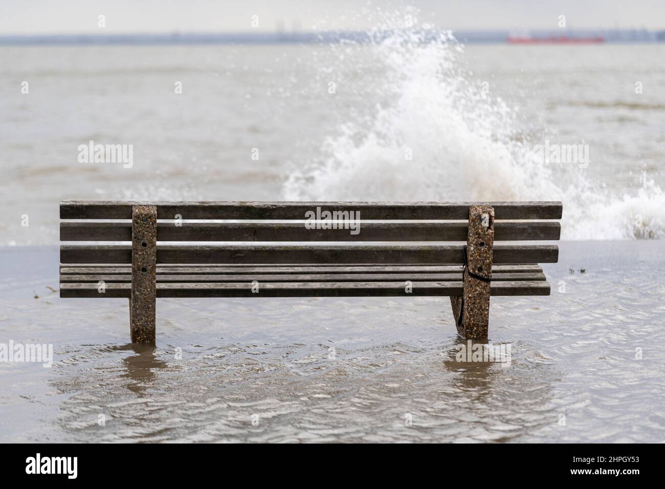 Southend on Sea, Essex, Großbritannien. 21st. Februar 2022. Die starken Winde des Sturms Franklin und die Flut haben dazu geführt, dass die Themse-Mündung über die Promenade und die Straße entlang der Strandpromenade von Southend on Sea überflutet wurde. Bank im Hochwasser Stockfoto