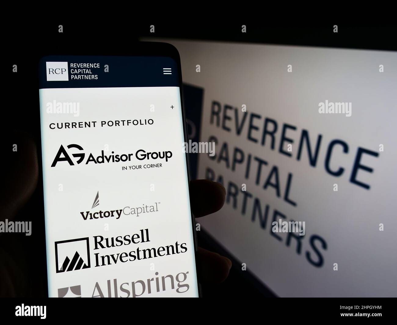 Person, die Smartphone mit Webseite des US-Unternehmens Reverence Capital Partners L.P. hält (RCP) auf dem Bildschirm mit Logo. Konzentrieren Sie sich auf die Mitte des Telefondisplays. Stockfoto