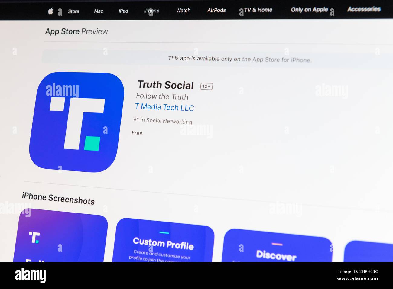 Seattle, USA. 21 Feb, 2022: Ein Apple-Computer-Monitor leuchtet mit truthsocial.com im Apple App Store. Die alternative Social-Media-Plattform, die vom ehemaligen US-Präsidenten Donald Trump unterstützt wurde, ging früher am Tag im App Store live. Quelle: James Anderson/Alamy Live News Stockfoto