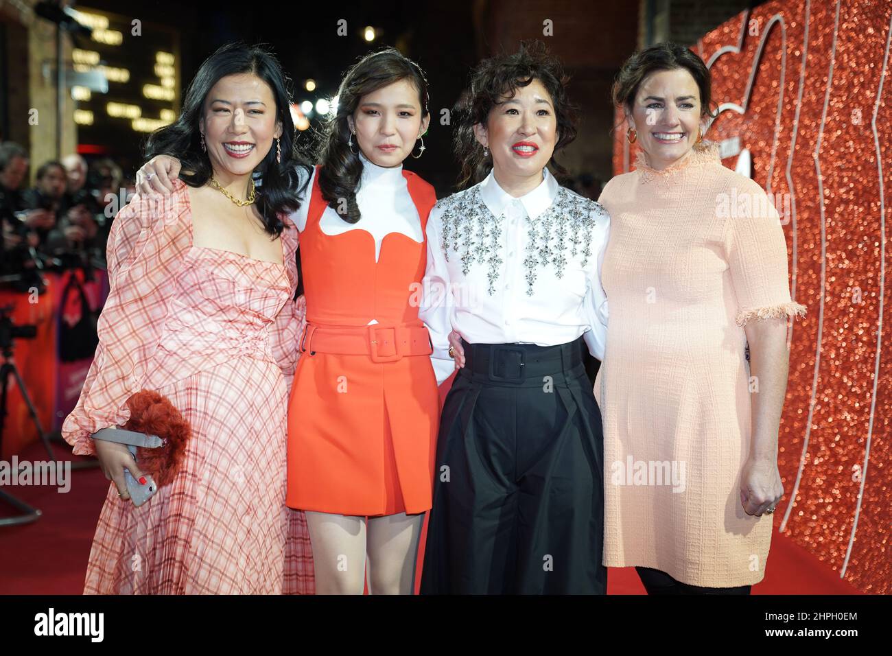 (Von links nach rechts) Regisseur Domee Shi, Rosalie Chiang, Sandra Oh und Produzent Lindsay Collins kommen zur Gala-Vorführung von Disney's Turning Red in Everyman Borough Yards, South London. Bilddatum: Montag, 21. Februar 2022. Stockfoto