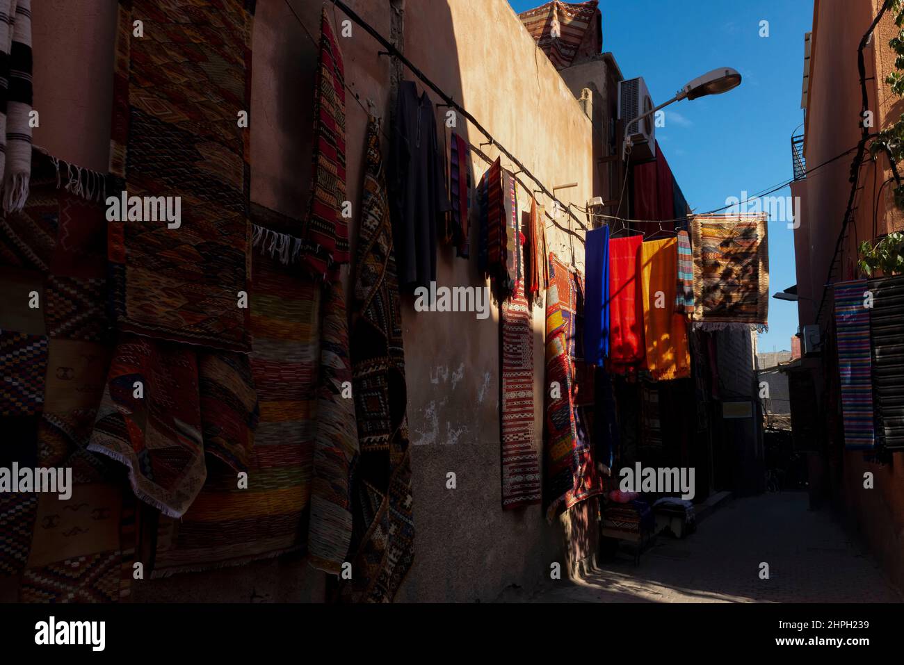 Verschiedene Teppiche und Teppiche vor einem Geschäft in Marrakesch, Marokko Stockfoto