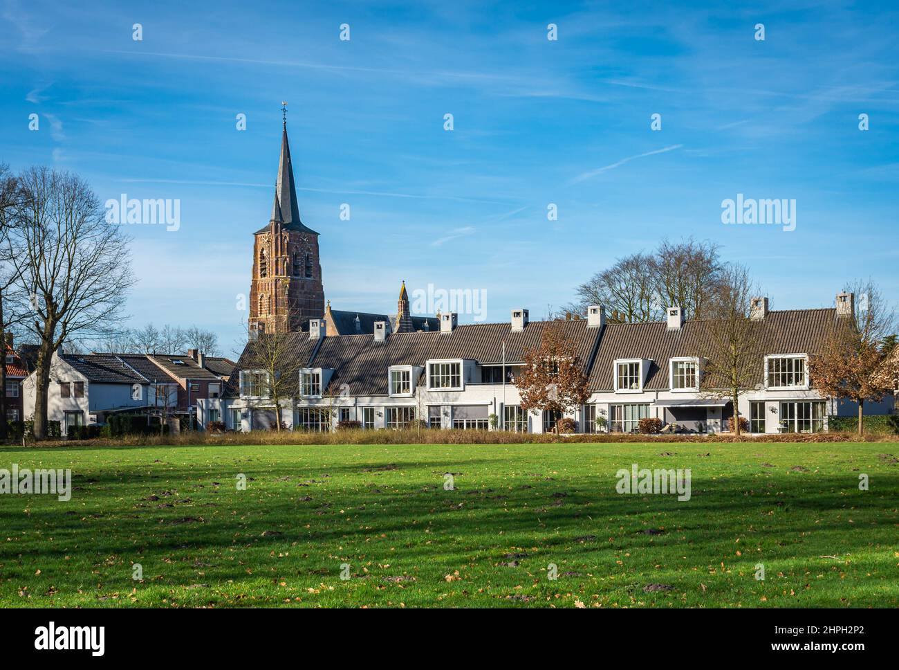 Blick auf die Kirche der Enthauptung von Johannes dem Täufer im niederländischen Dorf Loon op Zand, Provinz Nordbrabant Stockfoto