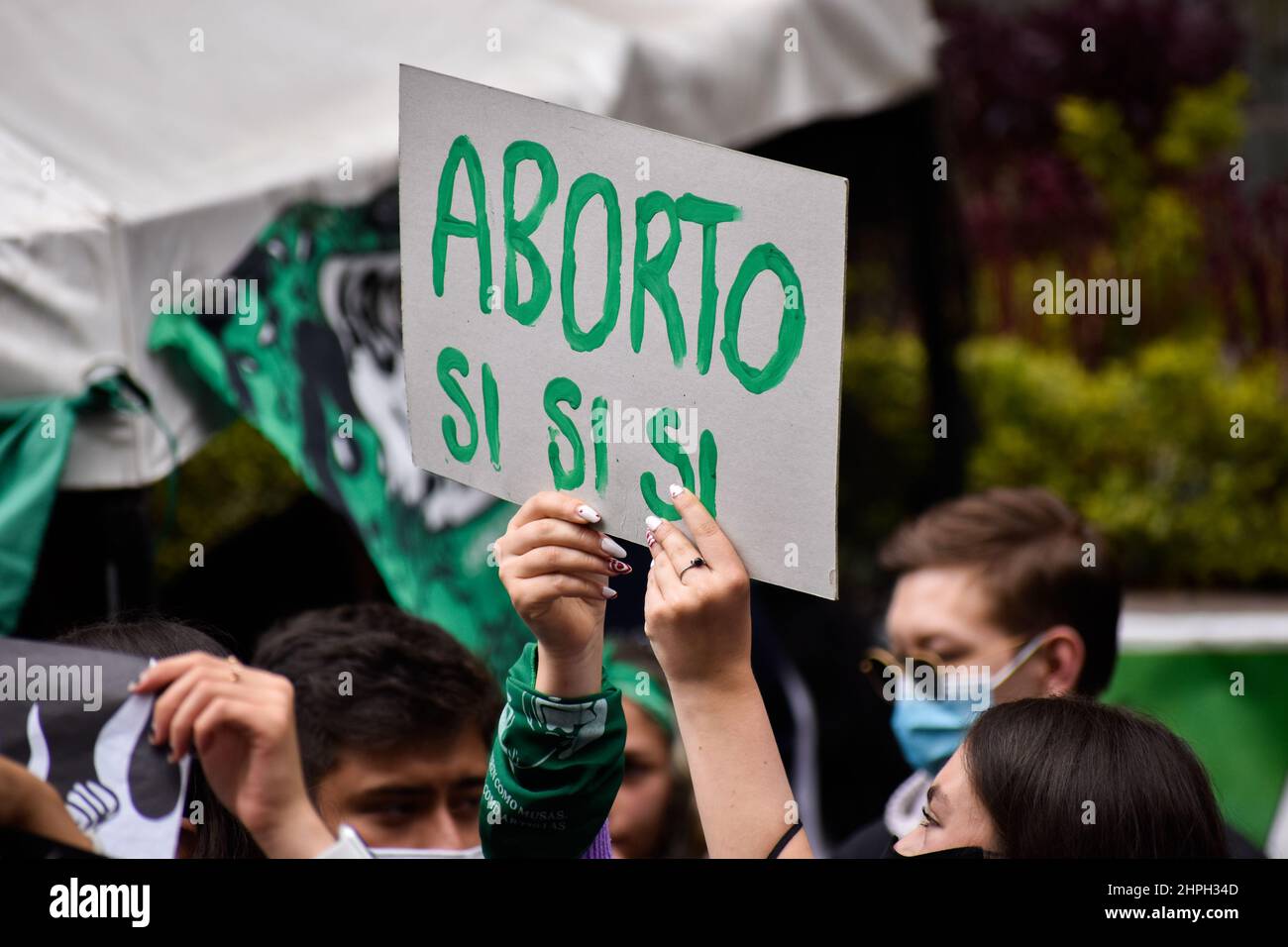 Die Pro-Choice-Demonstranten protestieren mit Transparenten und Schildern für die Entkriminalisierung von Abtreibungen, da sowohl Pro-Choice- als auch Anti-Abtreibungsbewegungen am 21. Februar 2022 vor dem Verfassungsgericht in Bogota, Kolumbien, draußen gegen die Entkriminalisierung von Abtreibungen aus dem Strafgesetzbuch protestieren. Stockfoto