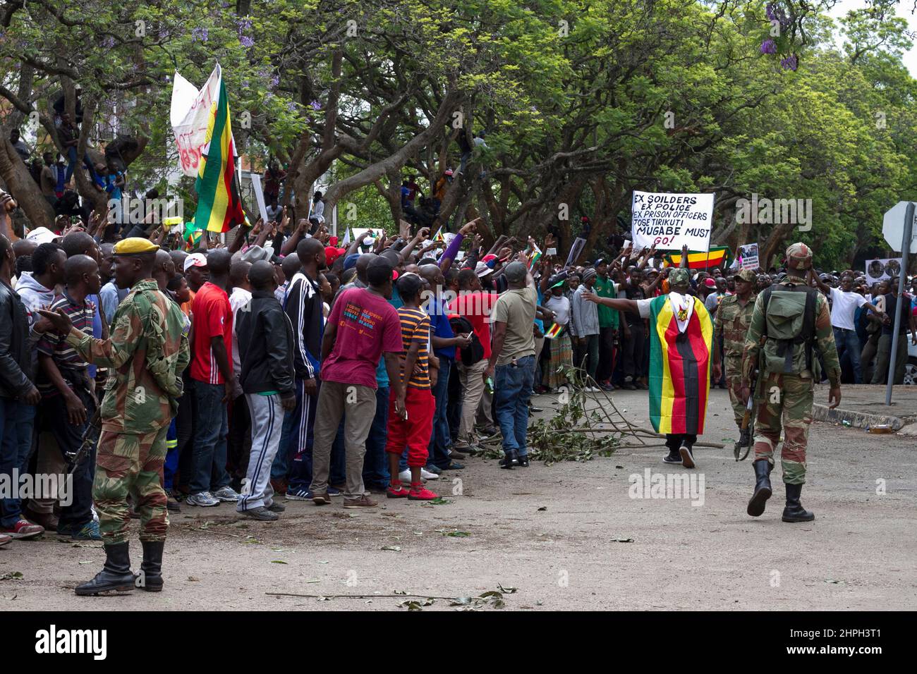 Scharen von Menschen werden daran gehindert, weiterzumachen, nachdem sie mit einem marsch zum Haus von Präsident Mugabe in Harare, Simbabwe, gedroht haben. Stockfoto