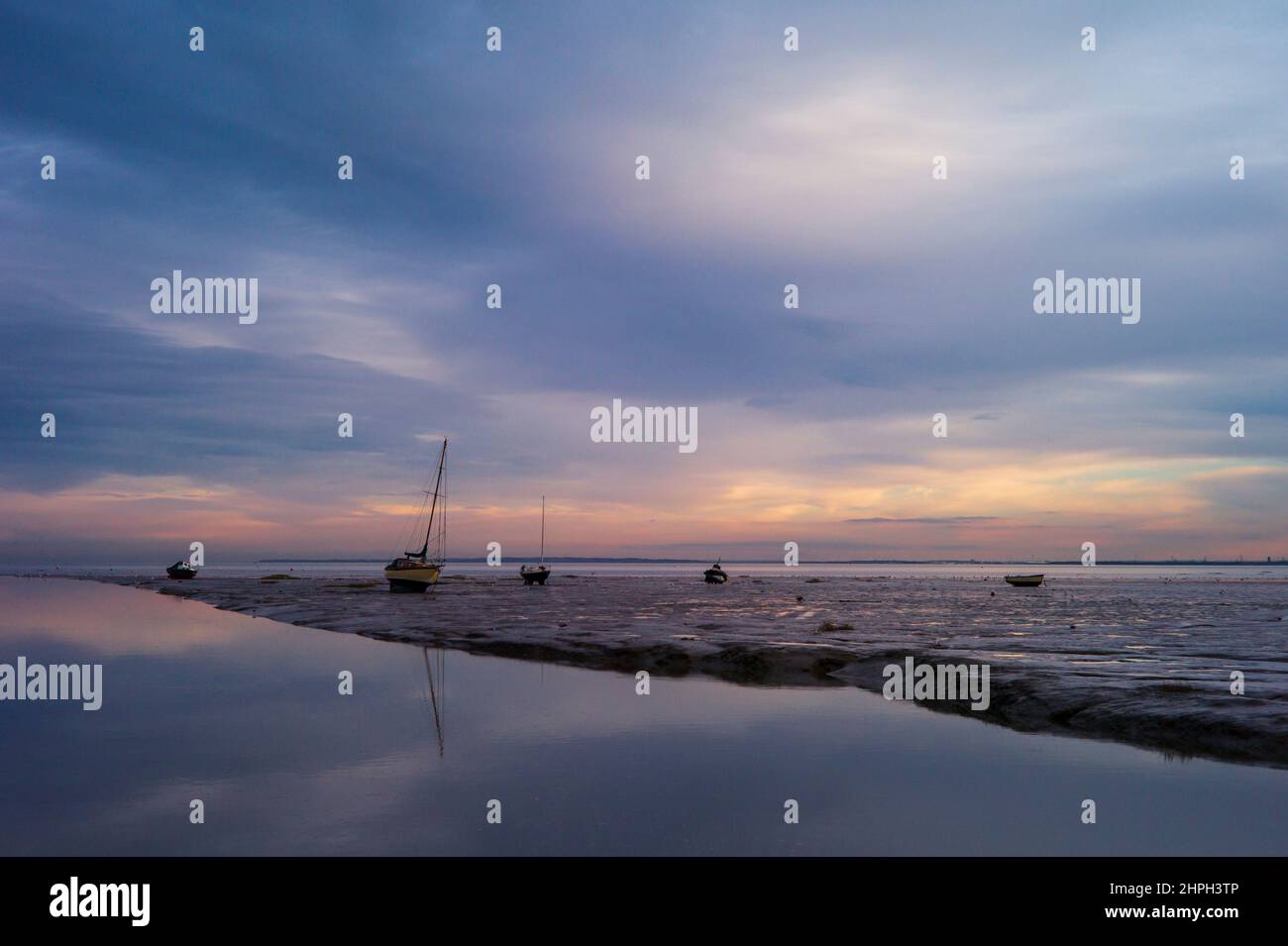 Leigh-on-Sea Flussmündung der Themse bei Ebbe mit Freizeitbooten bei Sonnenuntergang Stockfoto