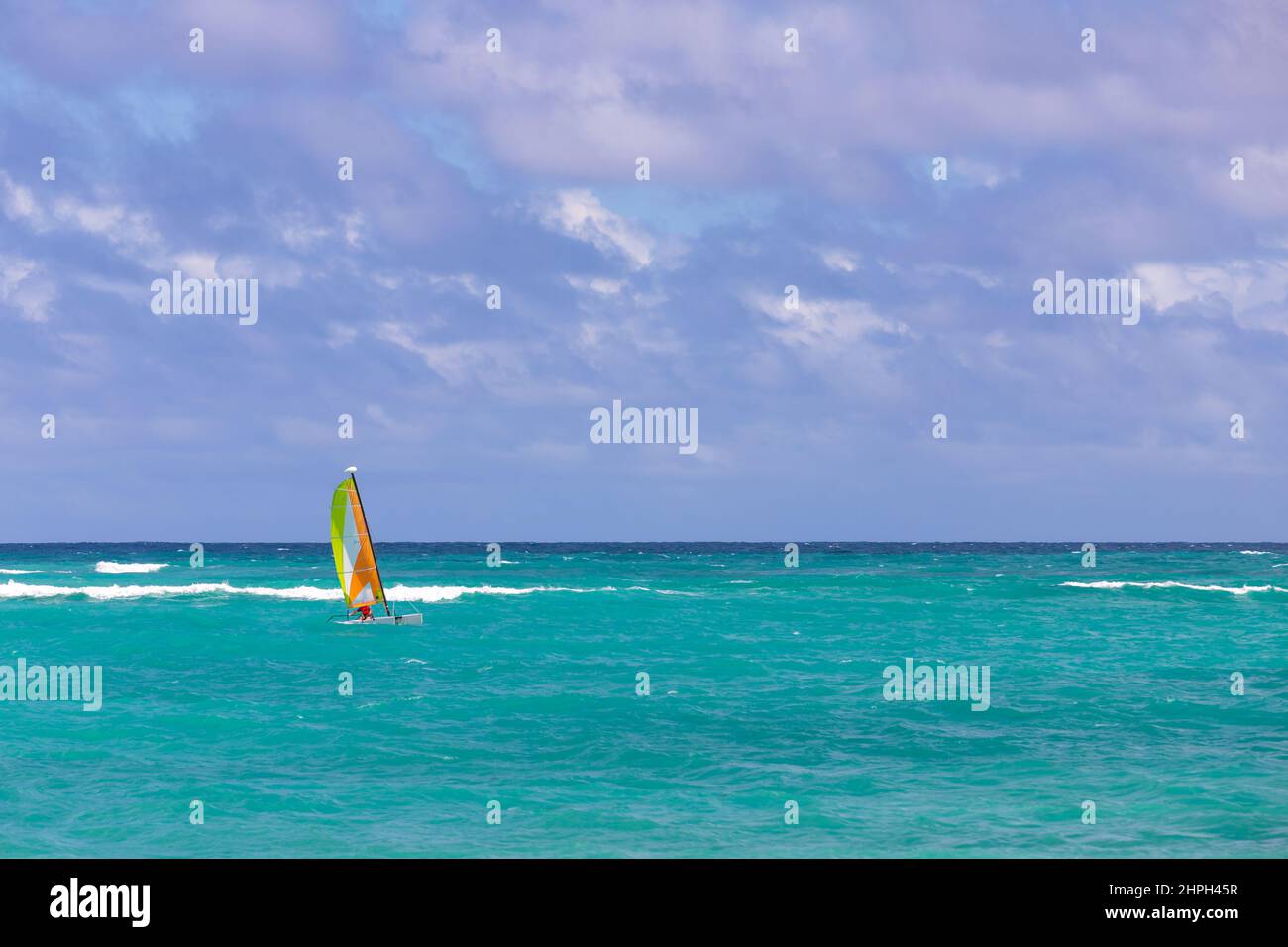 Kleiner Segel-Katamaran fährt am Meerwasser. Dominikanische republik. Bavaro Strand Stockfoto