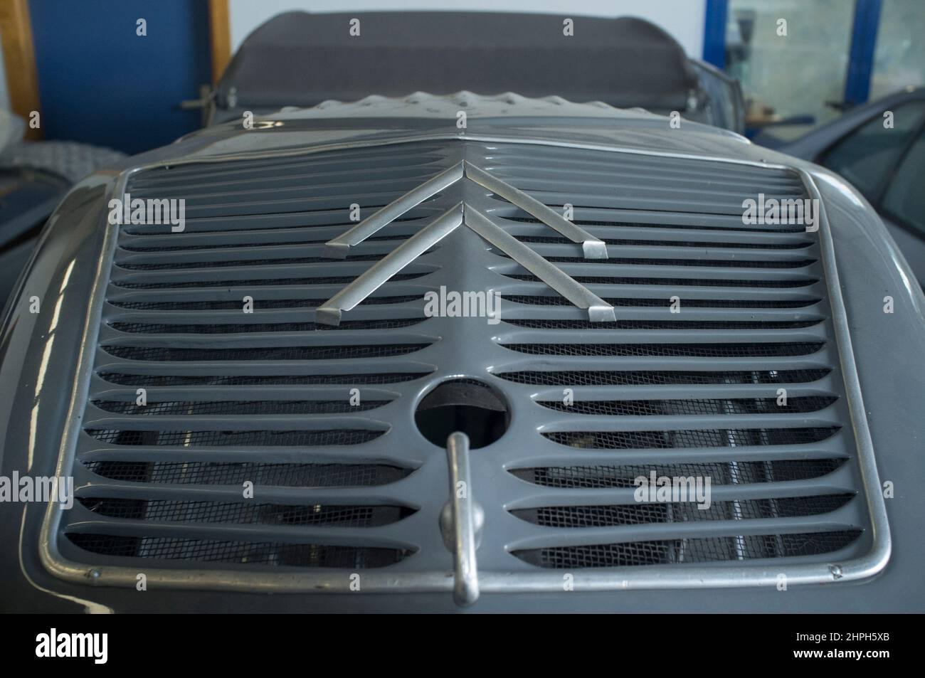 Badajoz, Spanien - 10th 2022. Feb: 1956, der berühmte 60s-Straßen-Economy-Wagen des Jahres 2CV. Kapuze Stockfoto