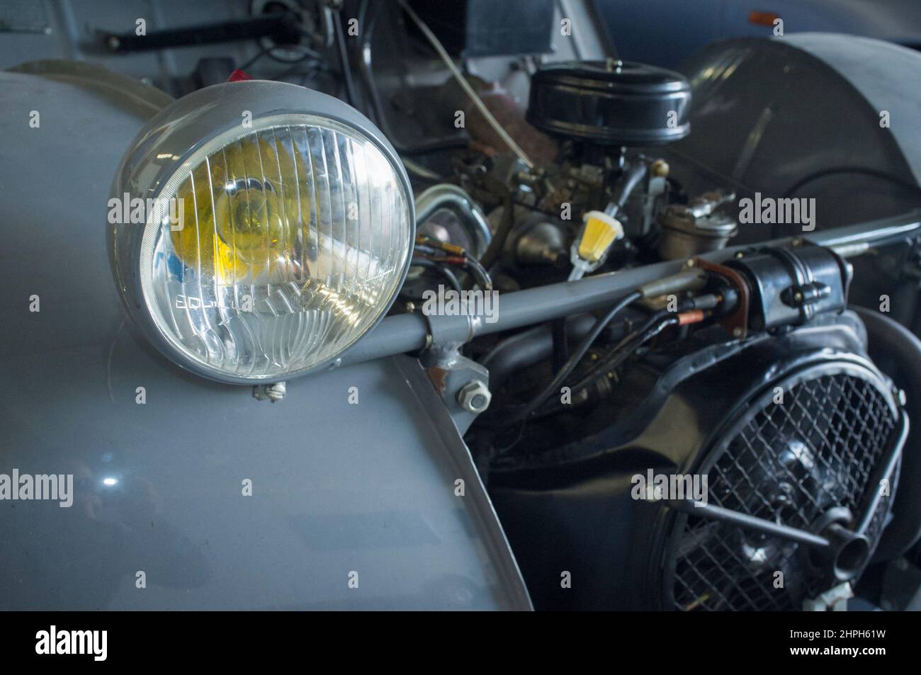 Badajoz, Spanien - 10th 2022. Feb: 1956, der berühmte 60s-Straßen-Economy-Wagen des Jahres 2CV. Scheinwerferdetails Stockfoto