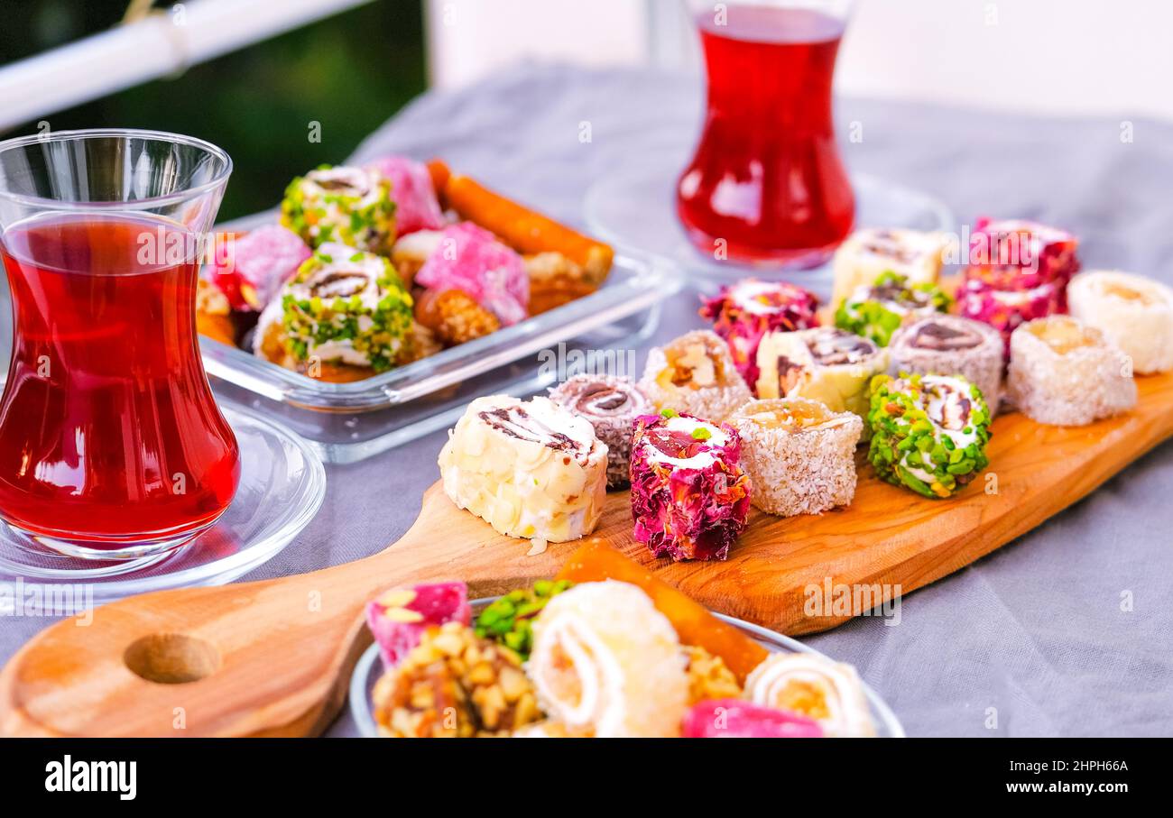 Traditioneller Tee mit Locum Süßigkeiten türkischer Genuss. Stockfoto