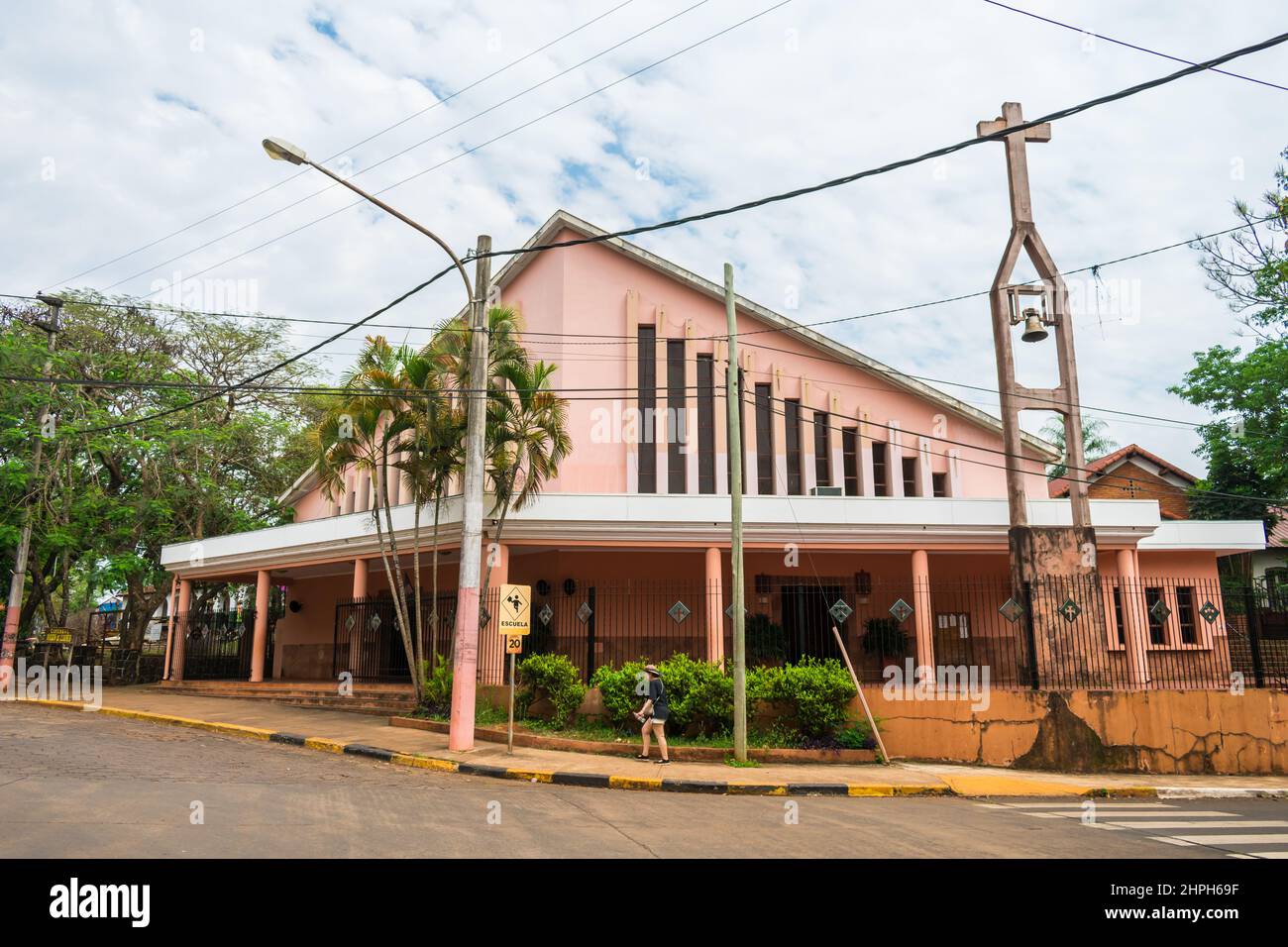 Puerto Iguazu, Argentinien - circa Oktober 2019: Kathedrale von Virgen del Carmen in der Innenstadt von Puerto Iguazu Stockfoto