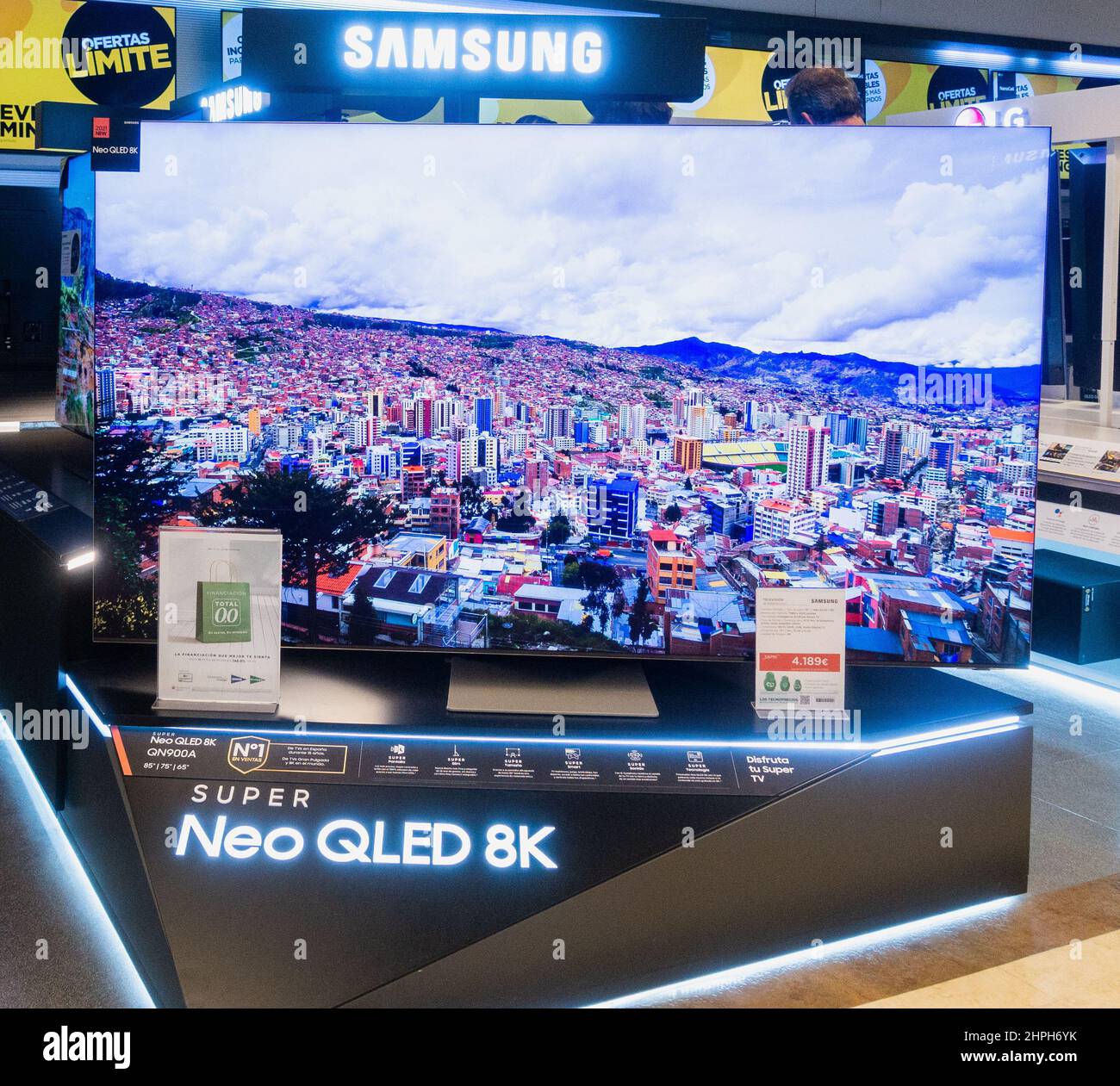 Fernseher Samsung High Definition Neo QLED 8K, TV-Bildschirm im Geschäft. Stockfoto