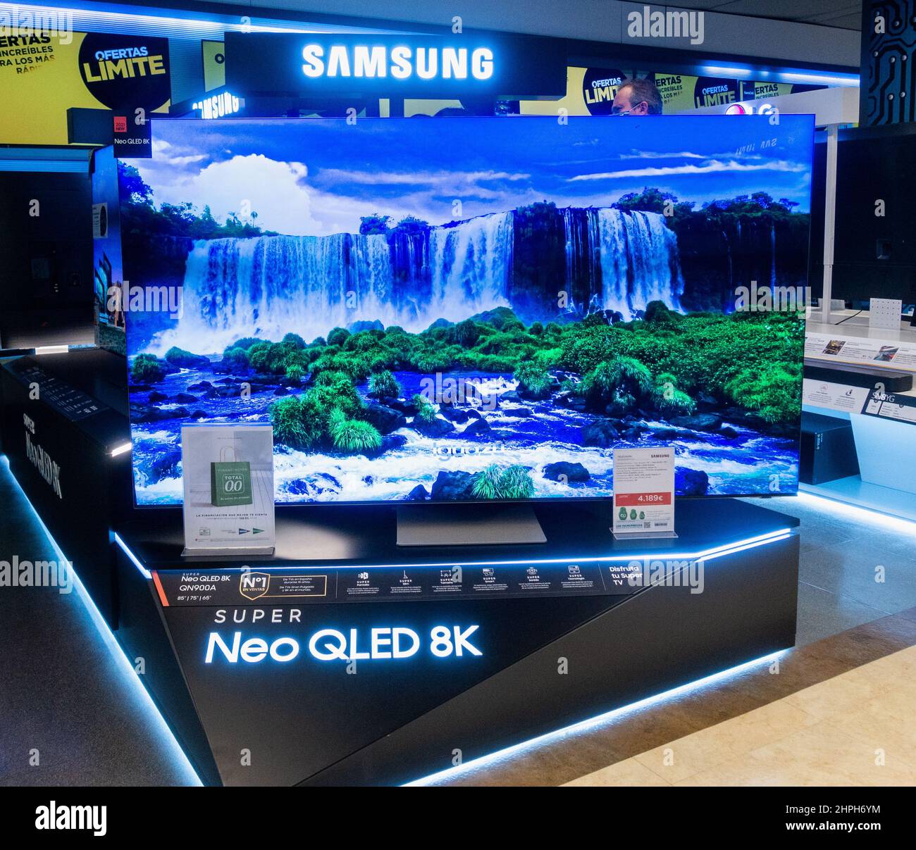 Fernseher Samsung High Definition Neo QLED 8K, TV-Bildschirm im Geschäft. Stockfoto