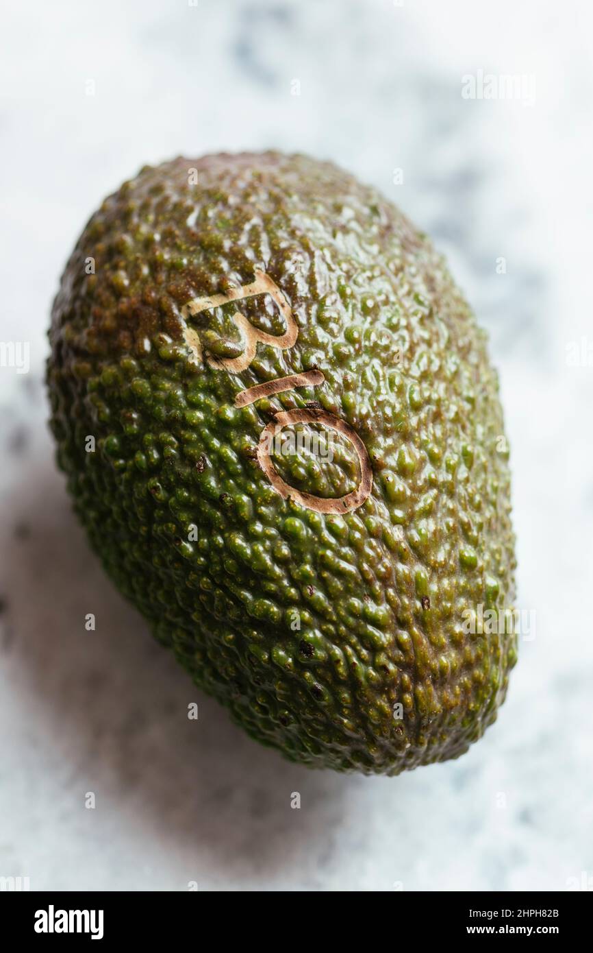 Bio-Avocado-Frucht mit dem Wort Bio darauf. Stockfoto
