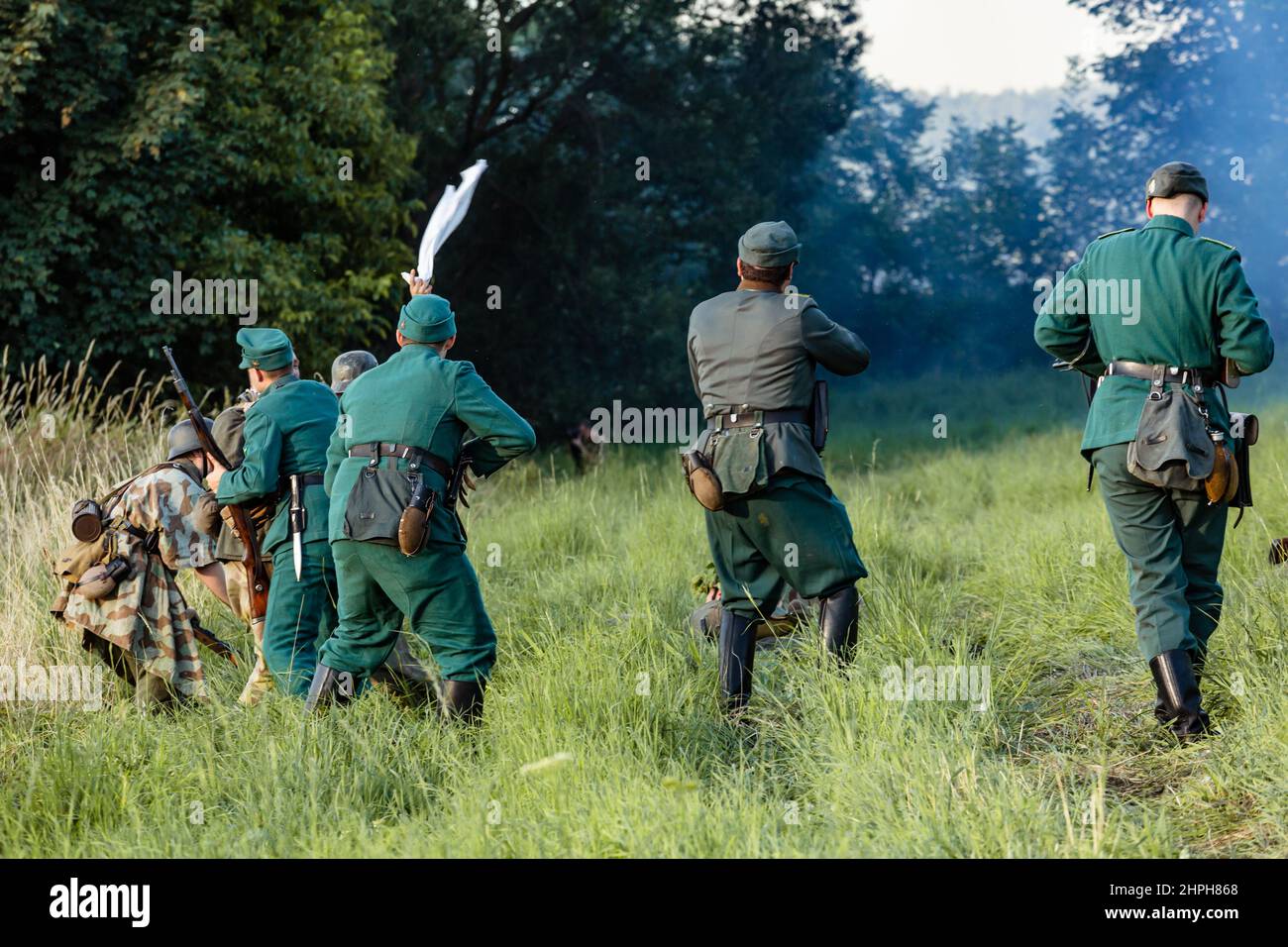 Porabka, Polen – 07. August 2021 : Rekonstruktion der Schlacht aus dem Zweiten Weltkrieg. Deutsche Soldaten mit erhobenen Händen in der Luft ergeben sich Stockfoto