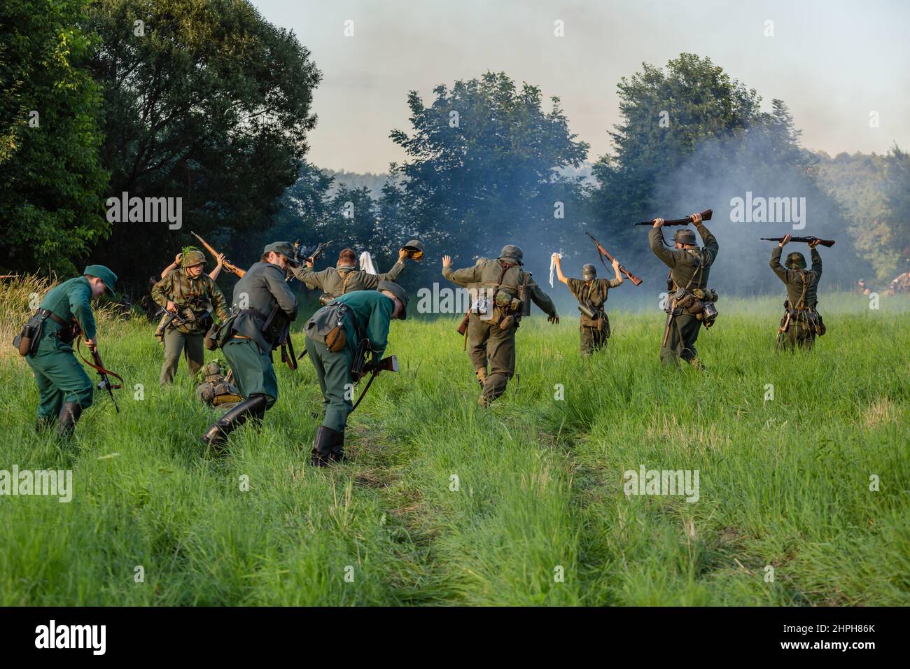 Porabka, Polen – 07. August 2021 : Rekonstruktion der Schlacht aus dem Zweiten Weltkrieg. Deutsche Soldaten mit erhobenen Händen in der Luft ergeben sich Stockfoto