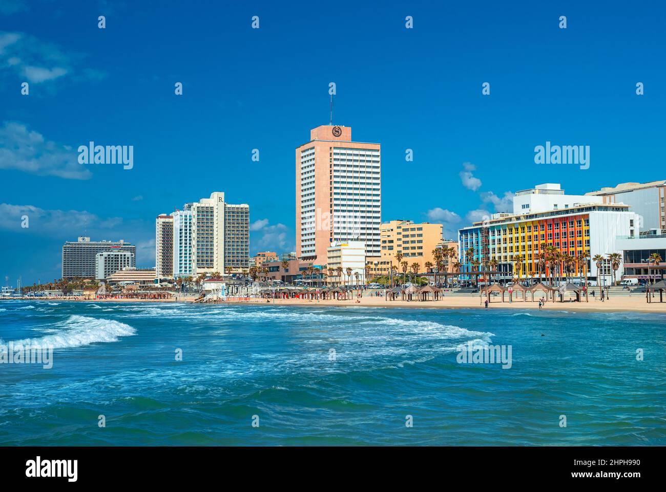 Tel-Aviv, Israel - 26. März 2019: Wunderschöne Aussicht auf das Royal Beach Residential Resort und das blaue Meer im Sommer Stockfoto