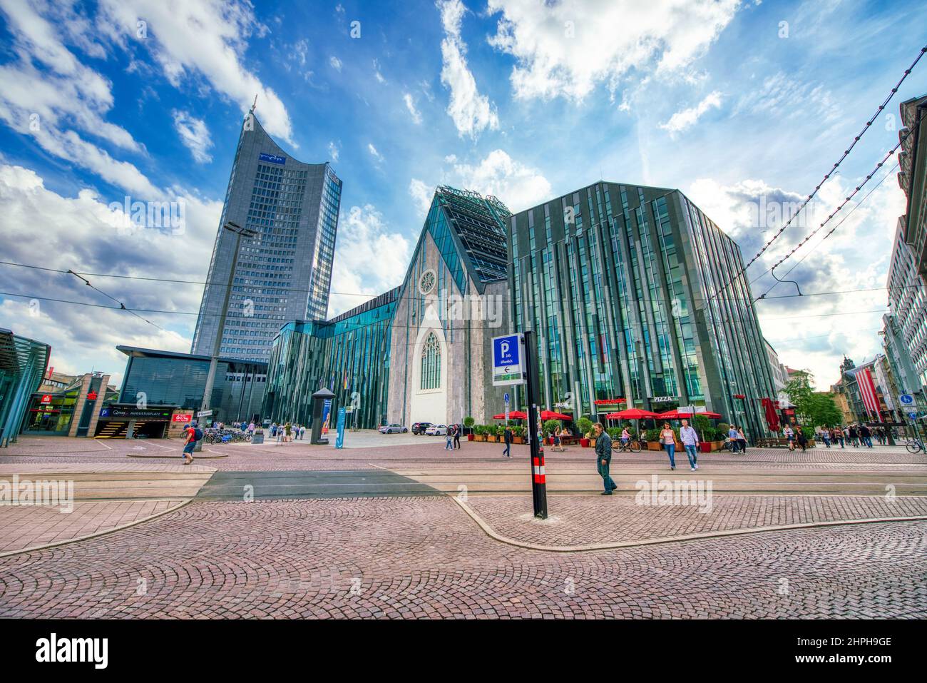 Leipzig, Deutschland - 17. Juli 2016: Moderne und antike Gebäude am Augustusplatz Stockfoto