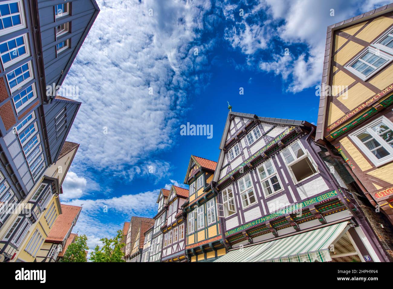 Celle, Deutschland - 18. Juli 2016: Straßenansicht der mittelalterlichen Stadtstraßen an einem Sommertag Stockfoto