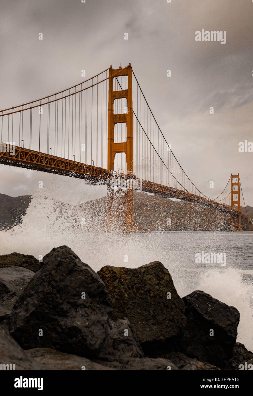 Wellen auf der Golden Gate Bridge Stockfoto