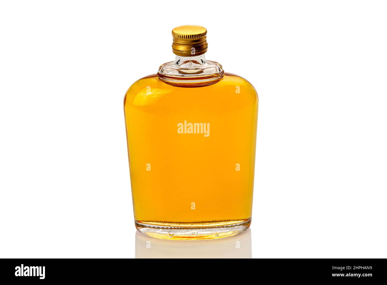 Hip-Flasche aus Glas mit Whiskey oder Whisky oder Bourbon, Nahaufnahme isoliert auf weißem, schneidendem Pfad Stockfoto
