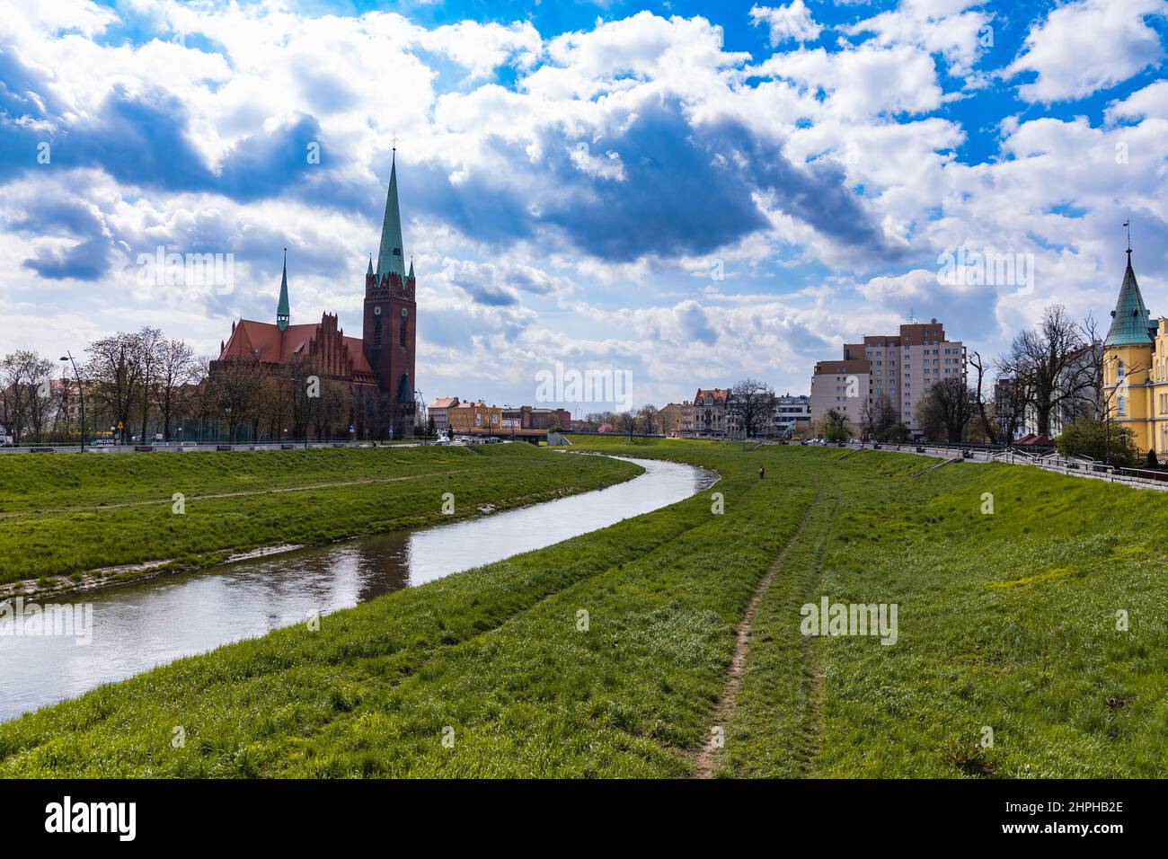 Legnica, Polen - April 2021: Römisch-katholische Pfarrei St. Jack am Fluss Kaczawa Stockfoto