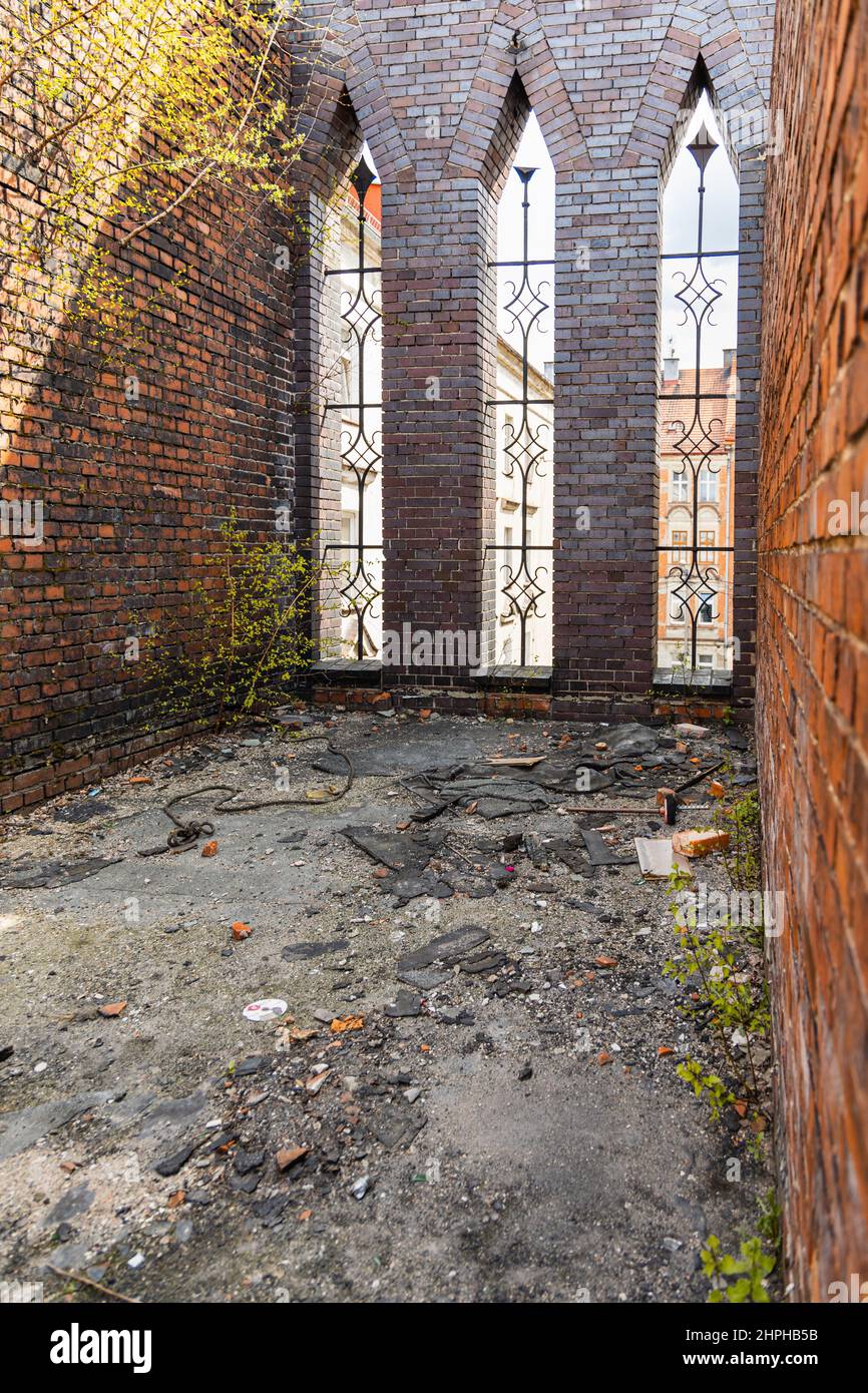 Legnica, Polen - April 2021: Fenster des ehemaligen Sitzes der Gestapo und UB Stockfoto