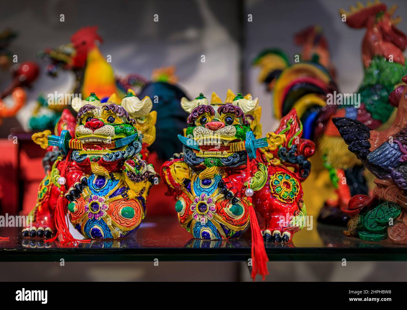 Singapur - 08. September 2019: Zwei chinesische Schutzfoo-Hunde mit Schwertern Souvenir-Figuren, die auf dem Chinatown-Markt zu verkaufen sind Stockfoto