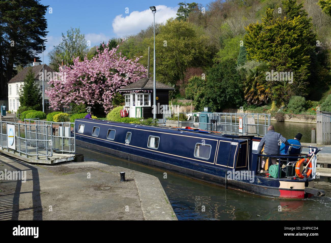 Im Frühling geht es mit einem schmalen Boot in die Marsh Lock auf der Themse. Henley-on-Thames, Oxfordshire, England Stockfoto