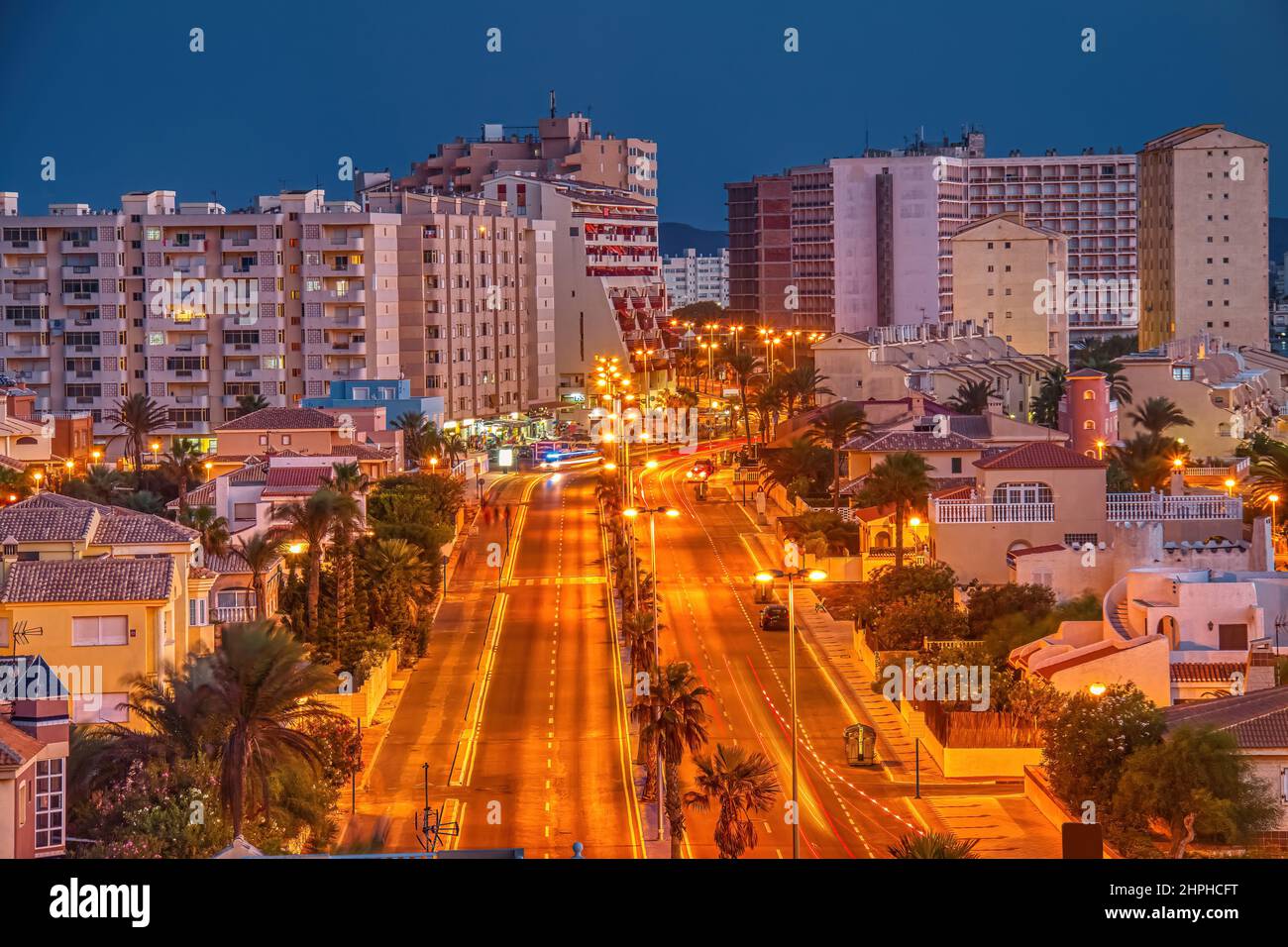 Panoramablick auf die Gran via de la Manga Avenue, im Ferienort La Manga del Mar Menor Stadt, in der Provinz Murcia, Spanien Stockfoto