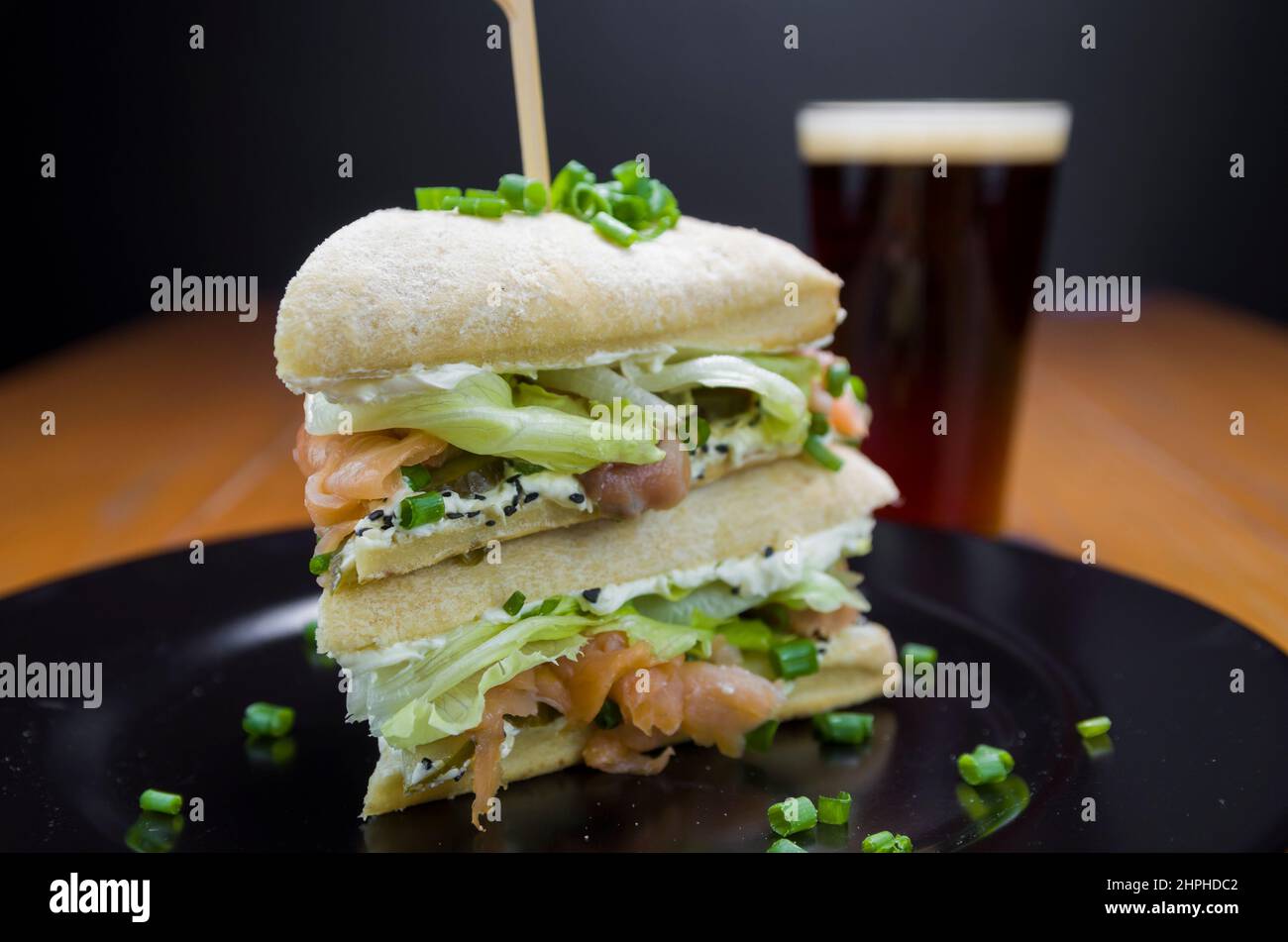 Köstliches Lachs-Sandwich aus der Nähe und ein Glas Bier. Stockfoto