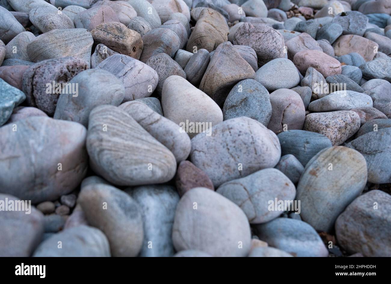 Kieselsteine am Strand von Loch Rannoch, Rannoch, Schottland, Vereinigtes Königreich Stockfoto