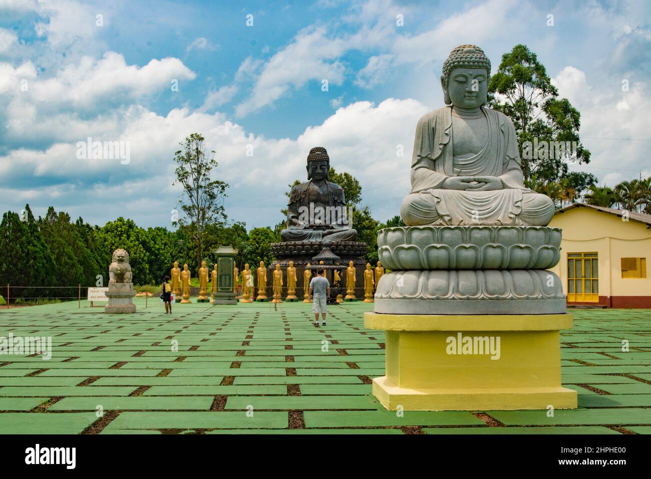 Mehrere Buddha-Statuen in einem buddhistischen Tempelkomplex in Foz do Iguzu, Brasilien Stockfoto