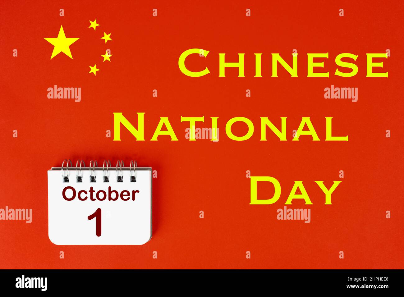 Die Feier des chinesischen Nationaltages mit der chinesischen Flagge und dem Kalender, der den 1. Oktober anzeigt Stockfoto