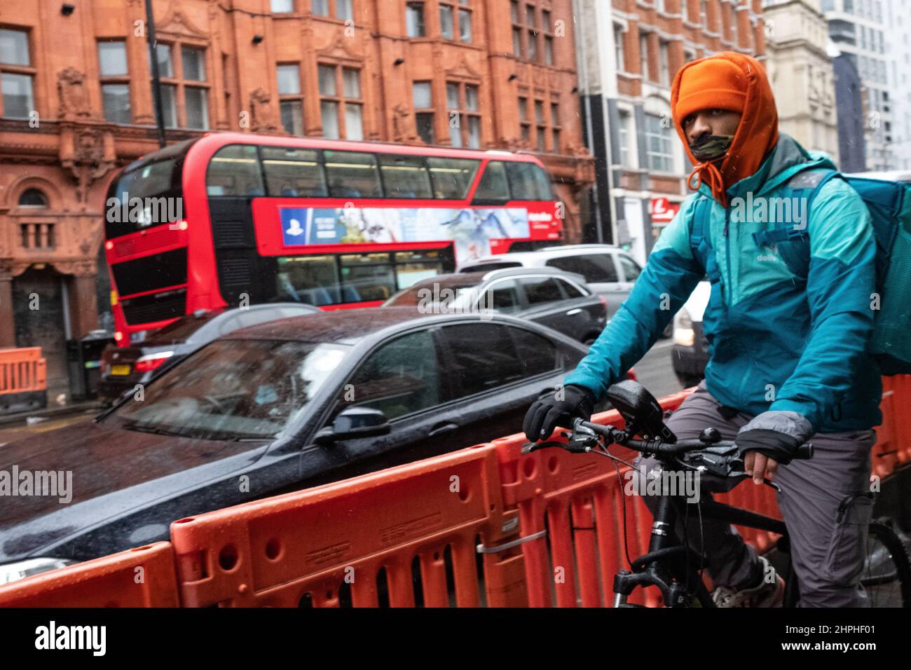 Deliveroo Rider schlägt die Londoner Staus auf dem Bürgersteig in der Nähe der Old Street, London, Großbritannien Stockfoto