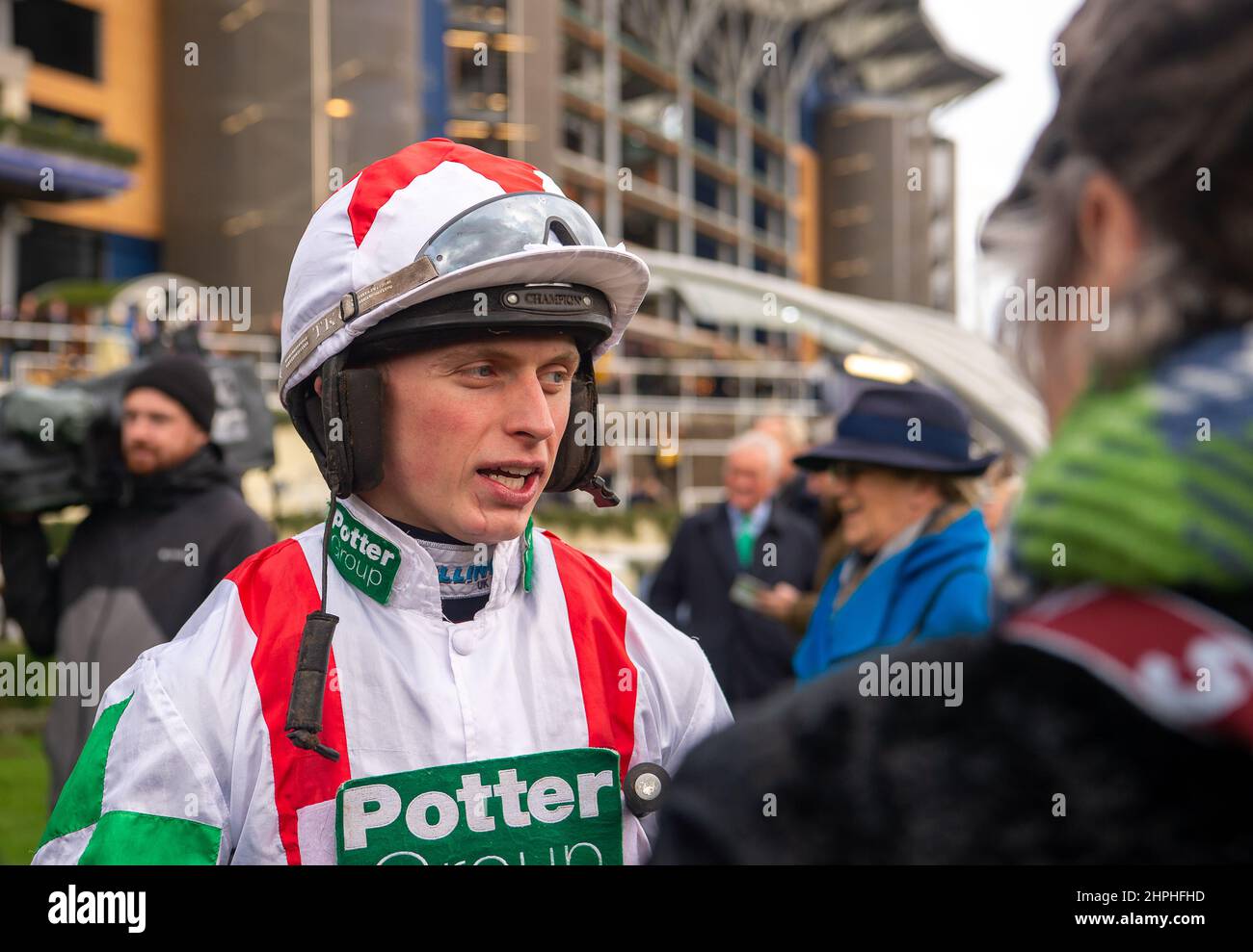 Ascot, Bergen, Großbritannien. 19th. Februar 2022. Jockey James Bowen im Parade Ring vor dem Rennen im Betfair Ascot Steeple Chase auf der Ascot Racecourse. Quelle: Maureen McLean/Alamy Stockfoto