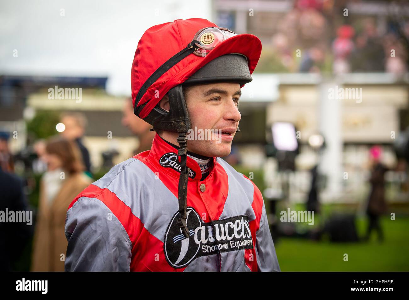 Ascot, Bergen, Großbritannien. 19th. Februar 2022. Jockey Charlie Deutsch im Parade Ring vor dem Rennen im Betfair Ascot Steeple Chase auf der Ascot Racecourse. Quelle: Maureen McLean/Alamy Stockfoto