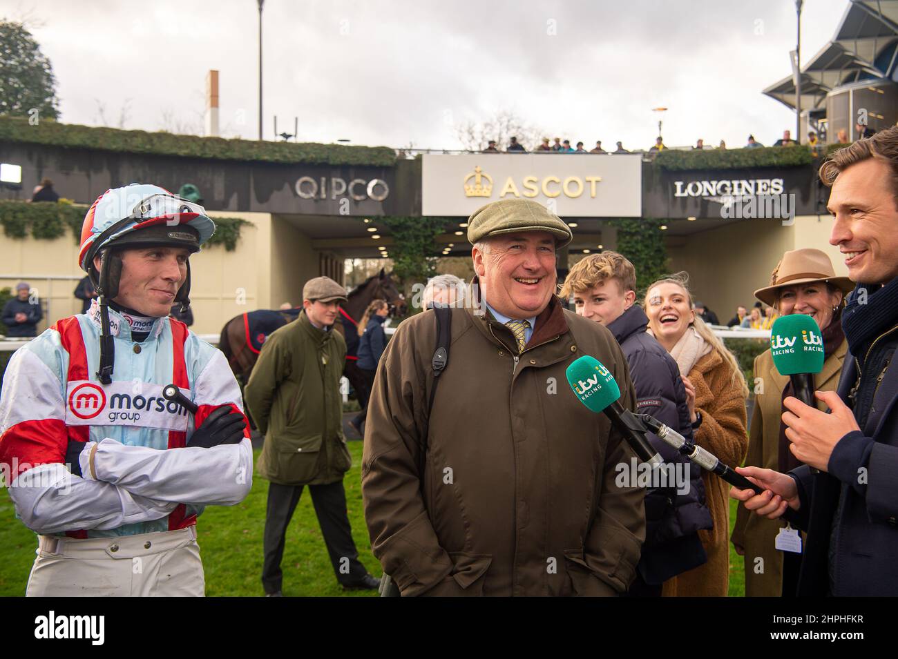 Ascot, Bergen, Großbritannien. 19th. Februar 2022. ITV interviewt Trainer Paul Nicholls über das Pferd Saint Calvados vor dem Betfair Ascot Steeple Chase. Quelle: Maureen McLean/Alamy Stockfoto