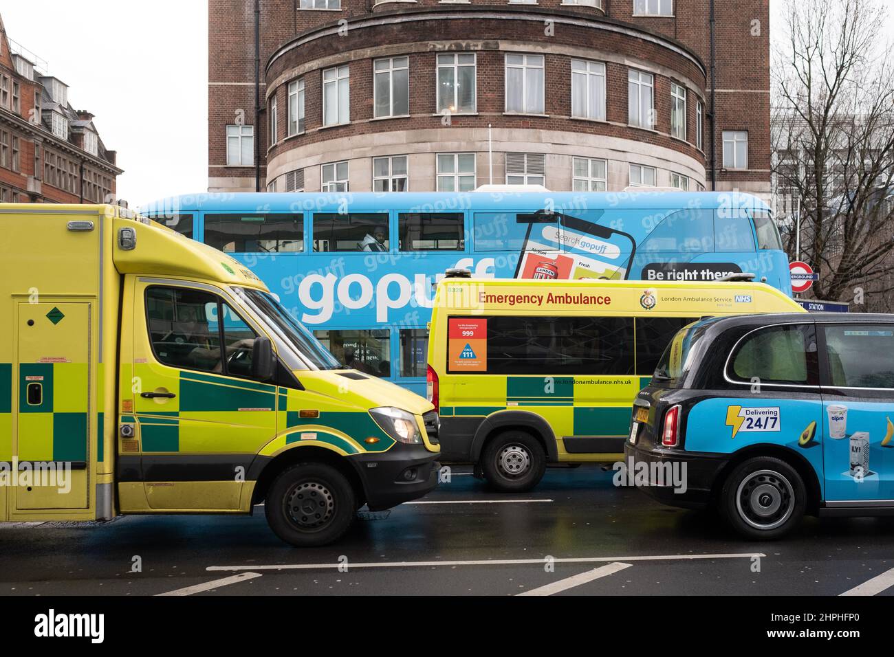 Schöner Farbabgleich vor der Warren Street Station, London, Großbritannien. Ein London Taxi, London Bus und Sanitäter Fahrzeuge alle farblich passend Stockfoto