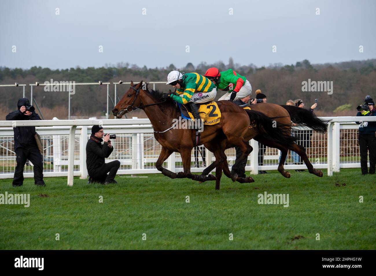 Ascot, Bergen, Großbritannien. 19th. Februar 2022. Mark Walsh auf dem Pferd Fakir D'Oudairies (grüne und gelbe Seide) geht mit dem Jockey David Bass an Pferd 2 für Gold vorbei und gewinnt auf der Ascot Racecourse den Betfair Ascot Steeple Chase. Quelle: Maureen McLean/Alamy Stockfoto