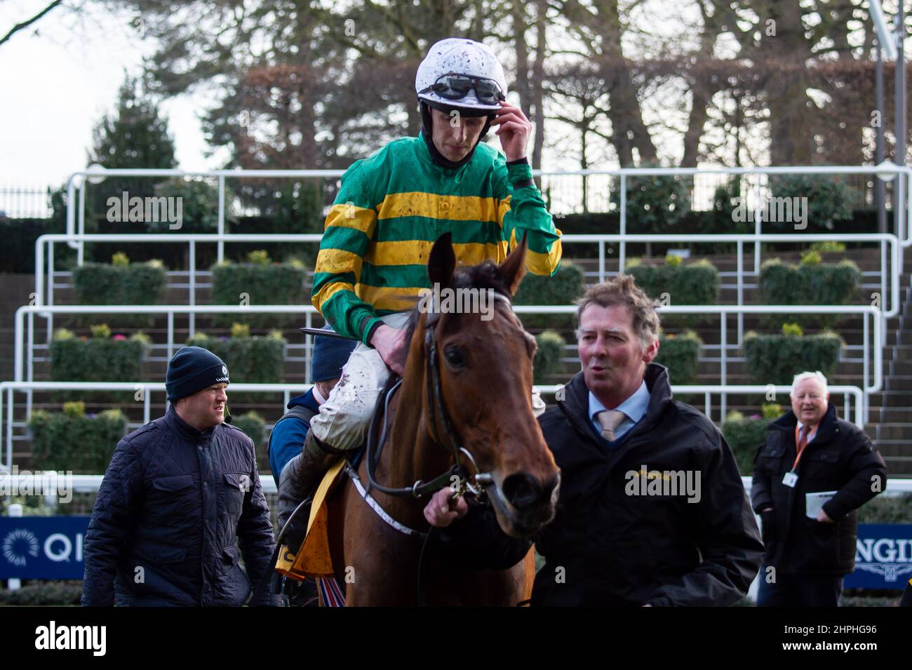 Ascot, Bergen, Großbritannien. 19th. Februar 2022. Jockey Mark Walsh auf dem Pferd Fakir D'Oudairies, Gewinner des Betfair Ascot Steeple Chase auf der Ascot Racecourse. Quelle: Maureen McLean/Alamy Stockfoto