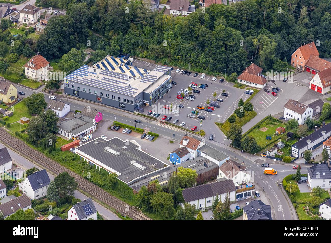 Luftaufnahme, geplanter Neubau der Rettungsstation Fröndenberg und Edeka Isselmarkt Supermarkt Alleestraße in Fröndenberg/Ruhr, Ruhrgebiet, Nord Stockfoto