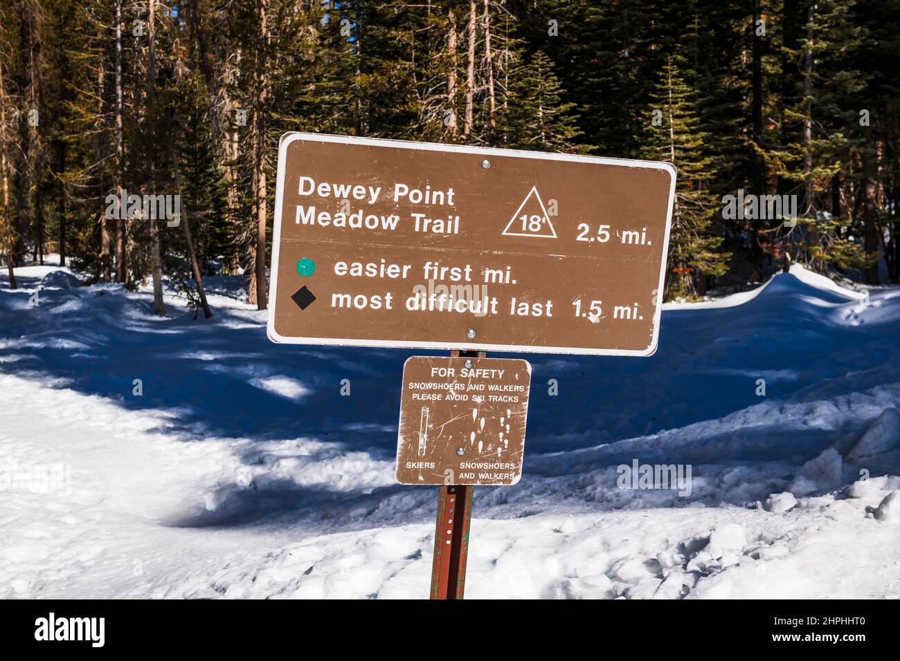 Dewey Point Schild auf der Glacier Point Skitour, Yosemite National Park, California USA Stockfoto