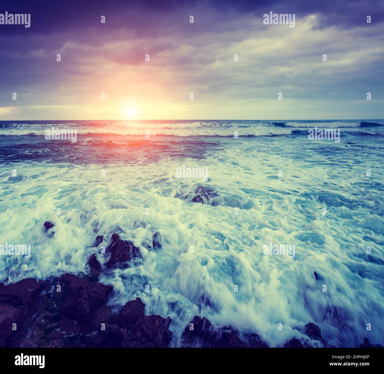 Fantastischer Meerblick mit dunklem Himmel und starken Sturmwellen. Dramatische und malerische Szene. Lage Gioiosa Marea. Insel Lipari, Sicilia, Italien, Europa Stockfoto