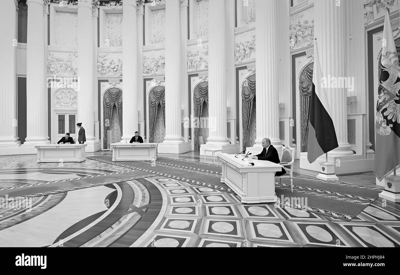 Der russische Präsident Wladimir Putin unterzeichnet Dokumente, in denen die Volksrepublik Donezk und Lugansk als unabhängige Staaten anerkannt werden. Donezk und Lugansk sind abtrünnigen Regionen der Ukraine. Stockfoto