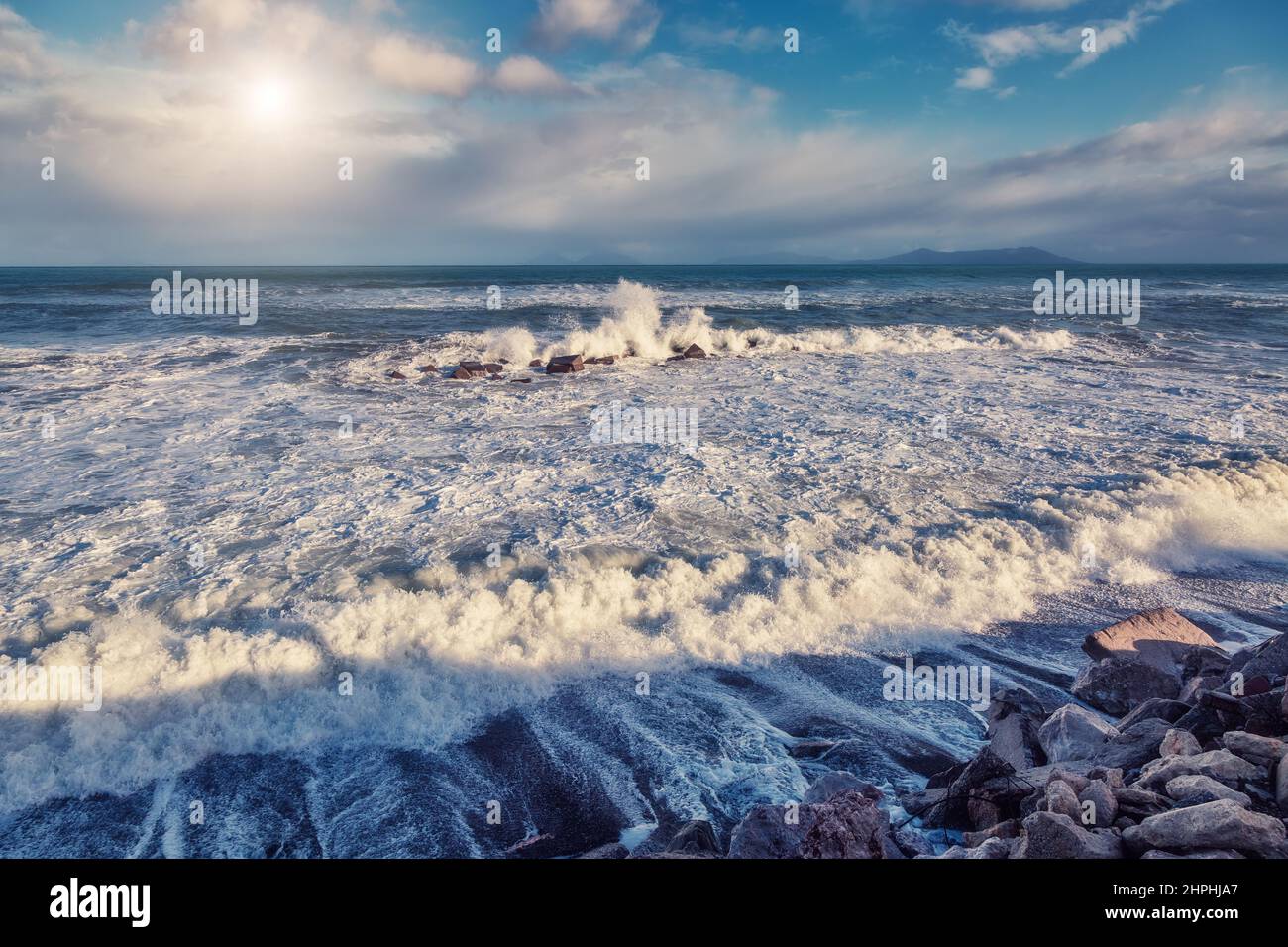 Fantastischer Meerblick mit blauem Himmel und starken Sturmwellen. Dramatische und malerische Szene. Lage Gioiosa Marea. Insel Lipari, Sicilia, Italien, Europa Stockfoto
