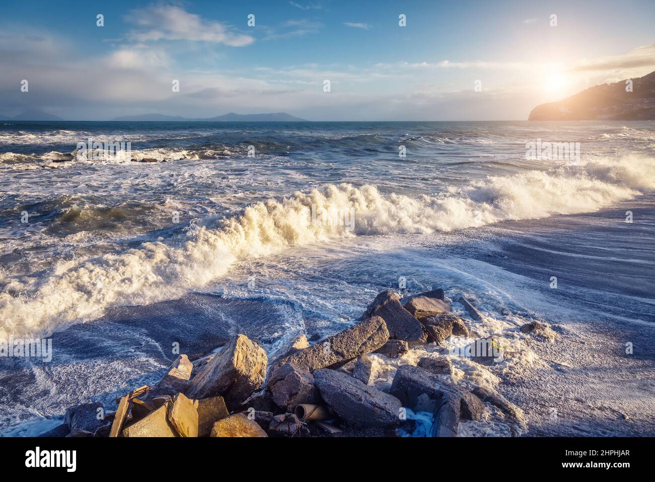 Fantastischer Meerblick mit blauem Himmel und starken Sturmwellen. Dramatische und malerische Szene. Lage Gioiosa Marea. Insel Lipari, Sicilia, Italien, Europa Stockfoto