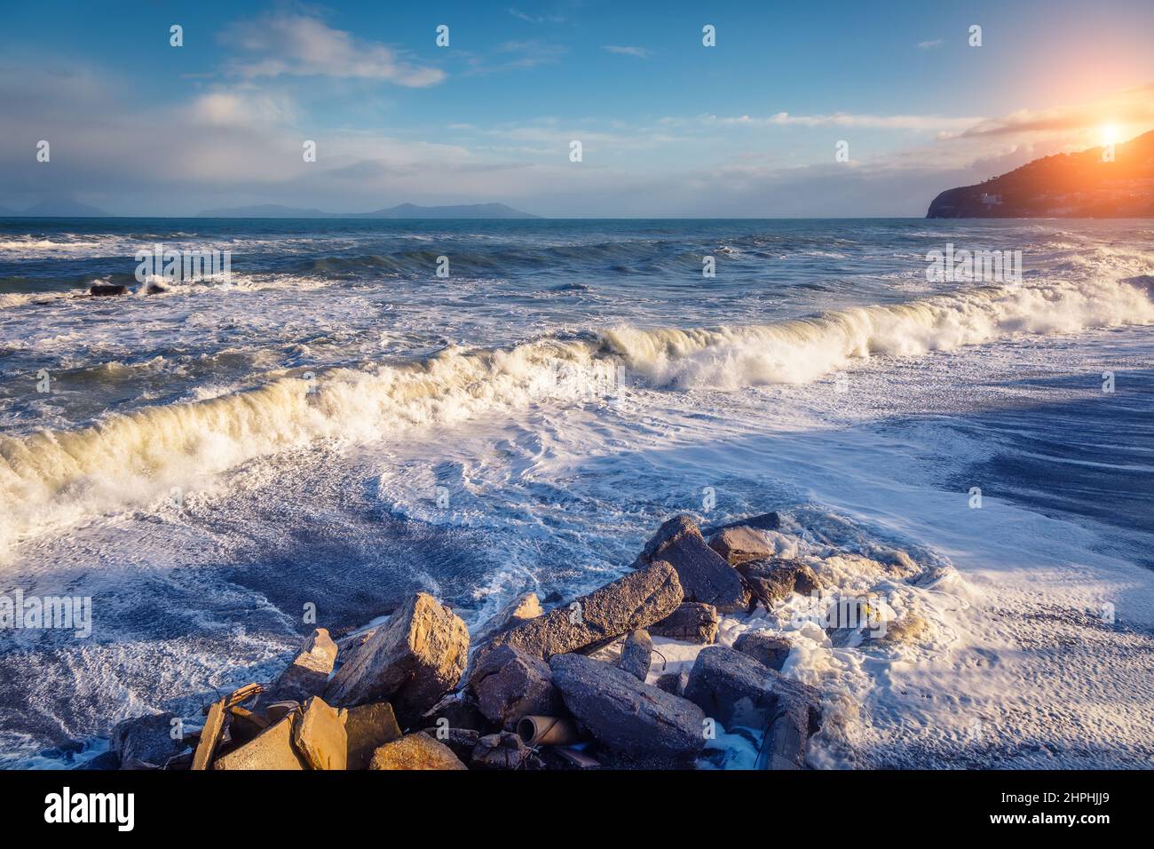 Fantastischer Meerblick mit blauem Himmel und starken Sturmwellen. Dramatische und malerische Szene. Lage Gioiosa Marea. Insel Lipari, Sicilia, Italien, Europa Stockfoto